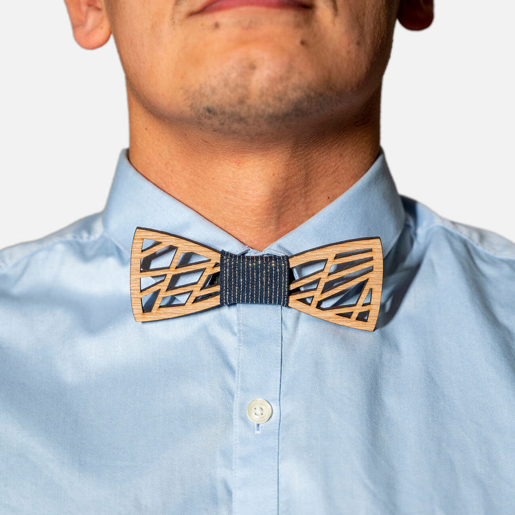 Butterfly i træ: Linjer med mørkeblåt bånd med guldstriber