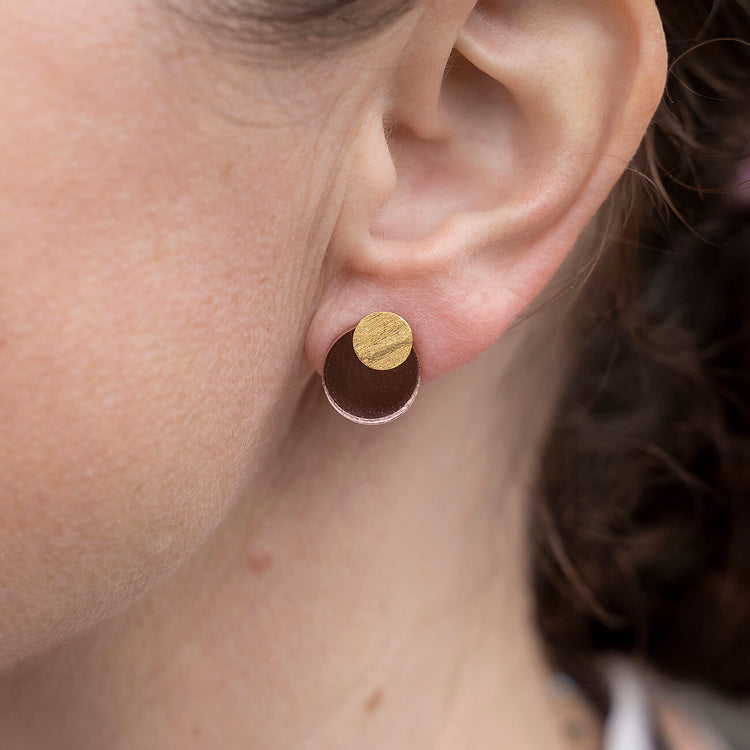 Elbe - ørestikker i rosafarvet spejlakryl og forgyldt Sterlingsølv