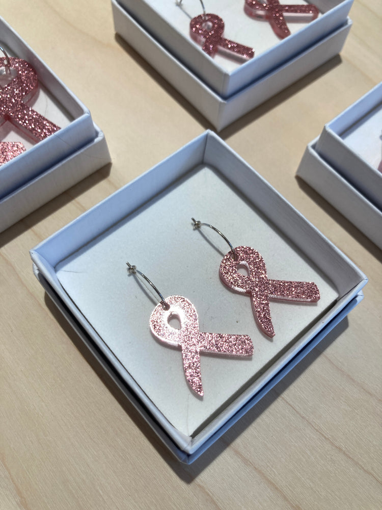 Støt Brysterne øreringe - creolere i lyserød glimmerakryl rosafarvet spejlakryl og Sterlingsølv