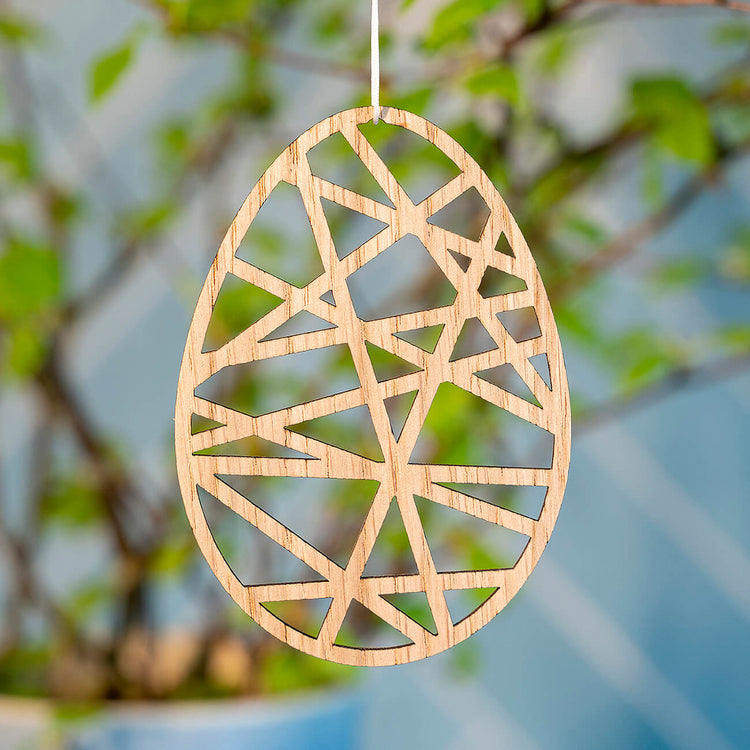 Lille påskeæg i egetræ med streger