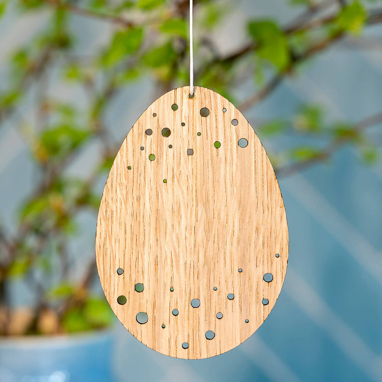 Stort påskeæg i egetræ med prikker