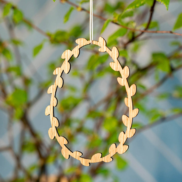 Stort påskeæg i egetræ med forårsgrene