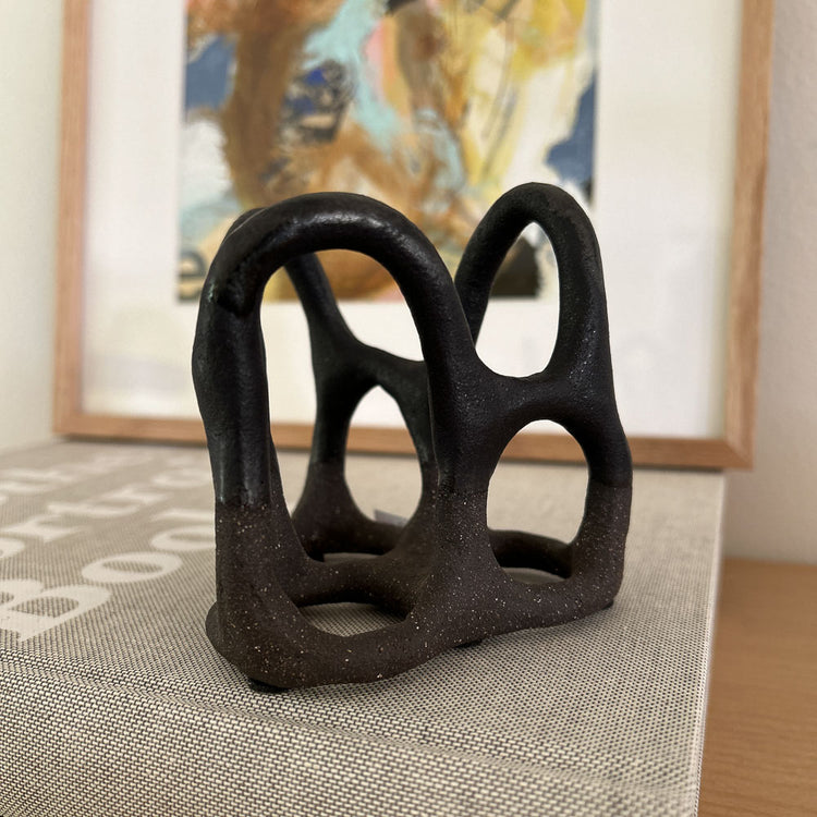 Loom.werke keramisk skulptur 'Midnight Mountain mini no. 2'