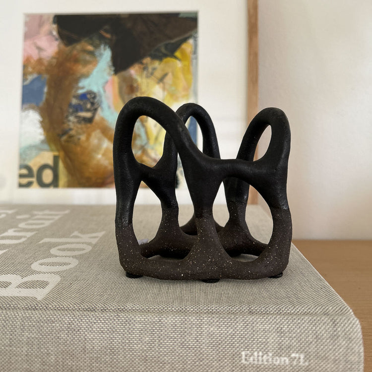 Loom.werke keramisk skulptur 'Midnight Mountain mini no. 2'